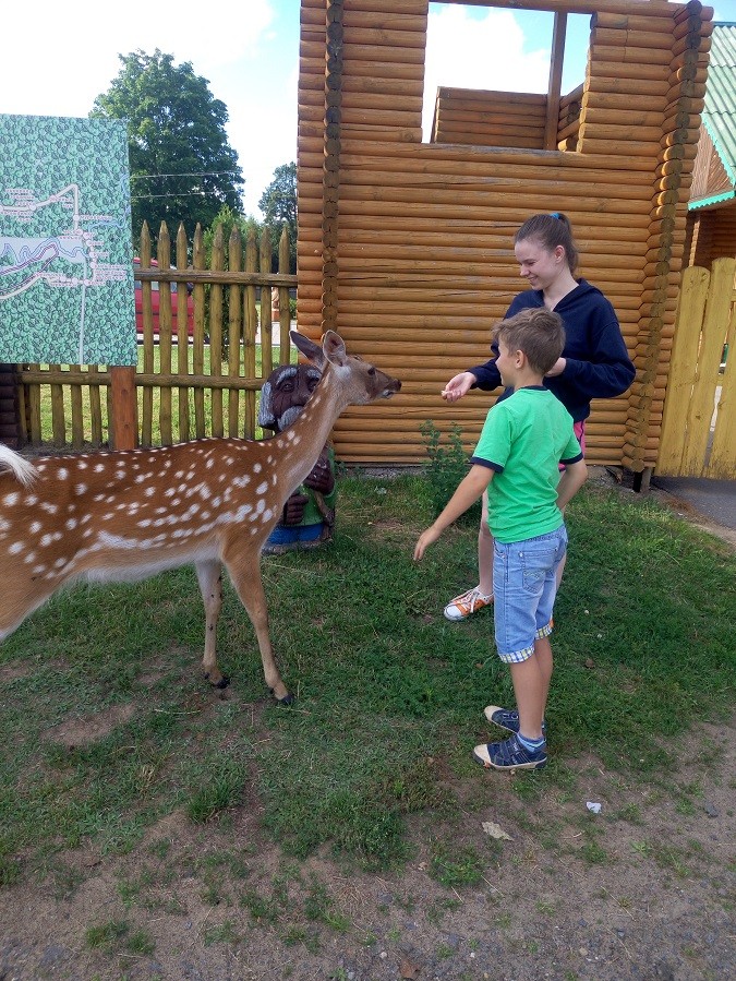 Дети и пятнистый олень